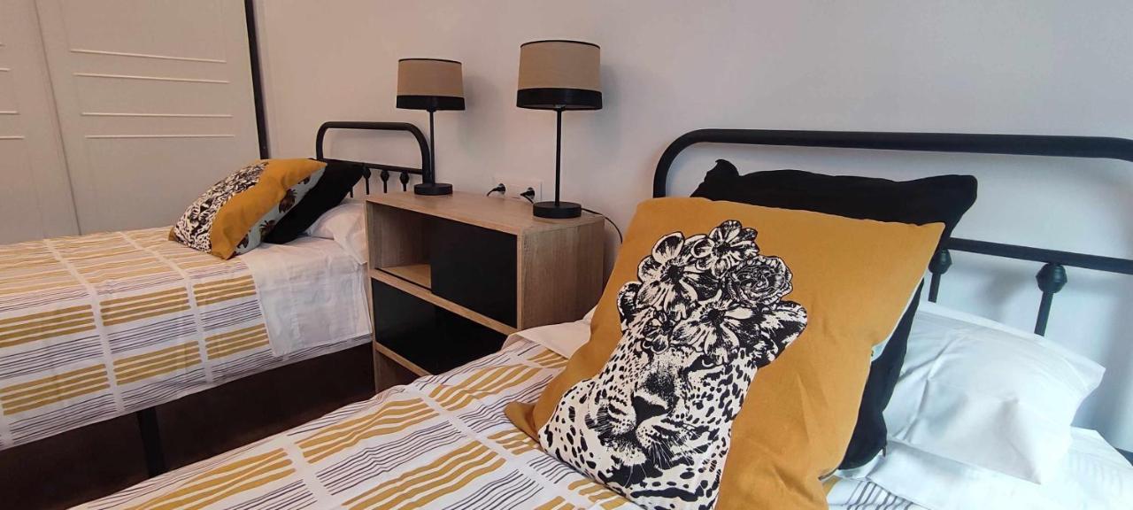 Calle Real Con Patio Apartment